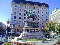 Статуя князя Михаила на площади Республики в центре Белграда